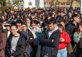 Minuto de silencio por el «dolor compartido» tras la muerte de tres estudiantes en el incendio de Huelva