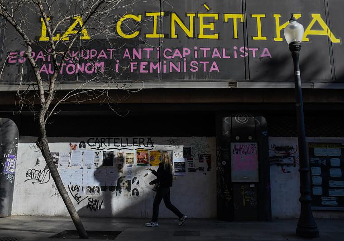 La Cinètika, uno de los espacios ocupados en los que el policía comenzó a integrarse en círculos antisistema