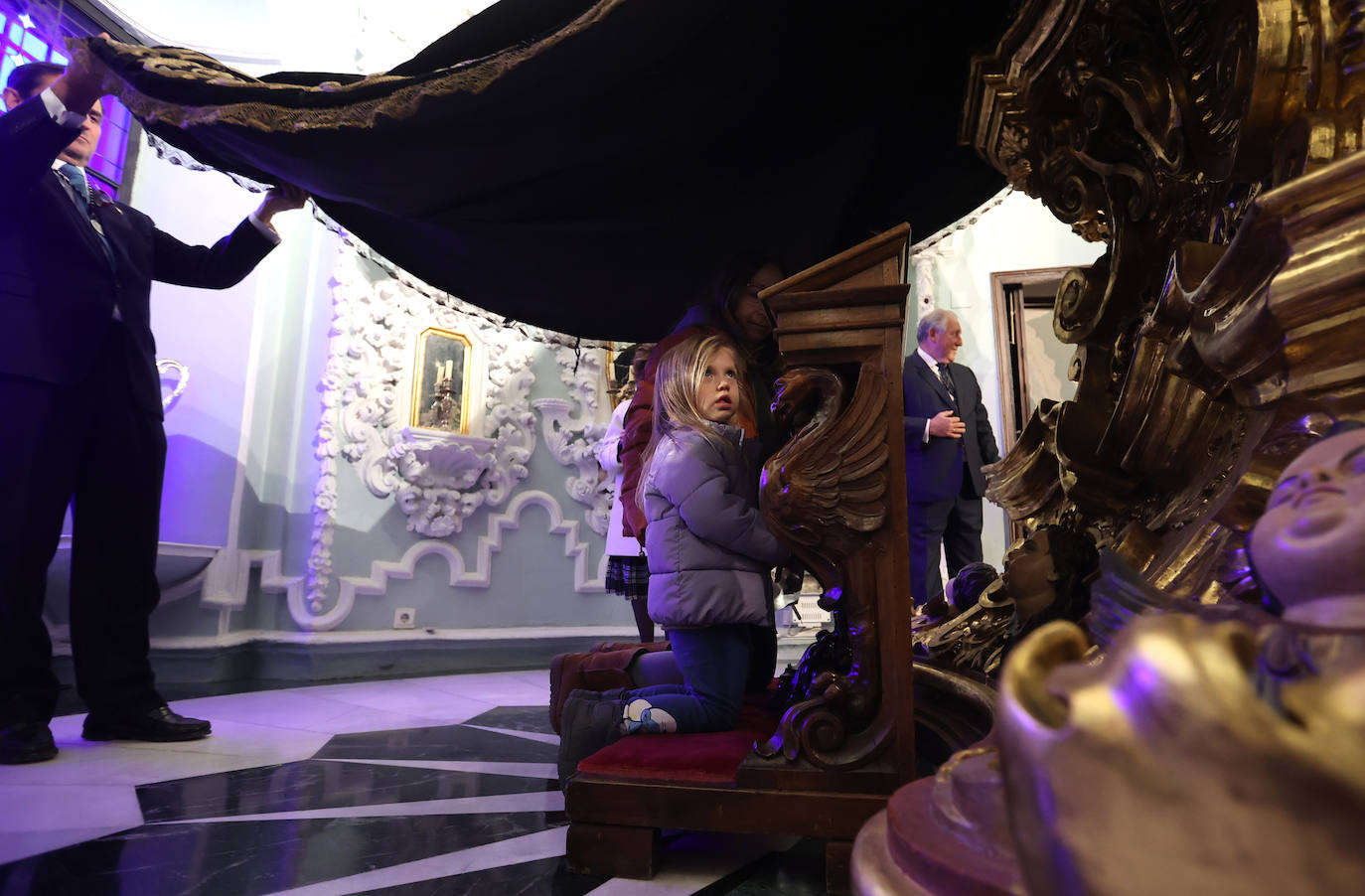 Los niños pasan bajo el manto de la Virgen de los Dolores de Córdoba, en imágenes