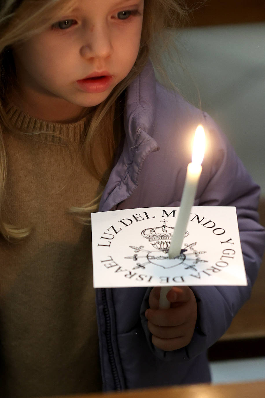 Los niños pasan bajo el manto de la Virgen de los Dolores de Córdoba, en imágenes