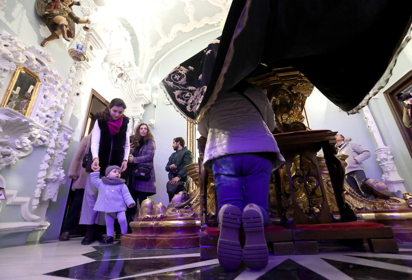 Los niños pasan bajo el manto de la Virgen de los Dolores de Córdoba, en imágenes