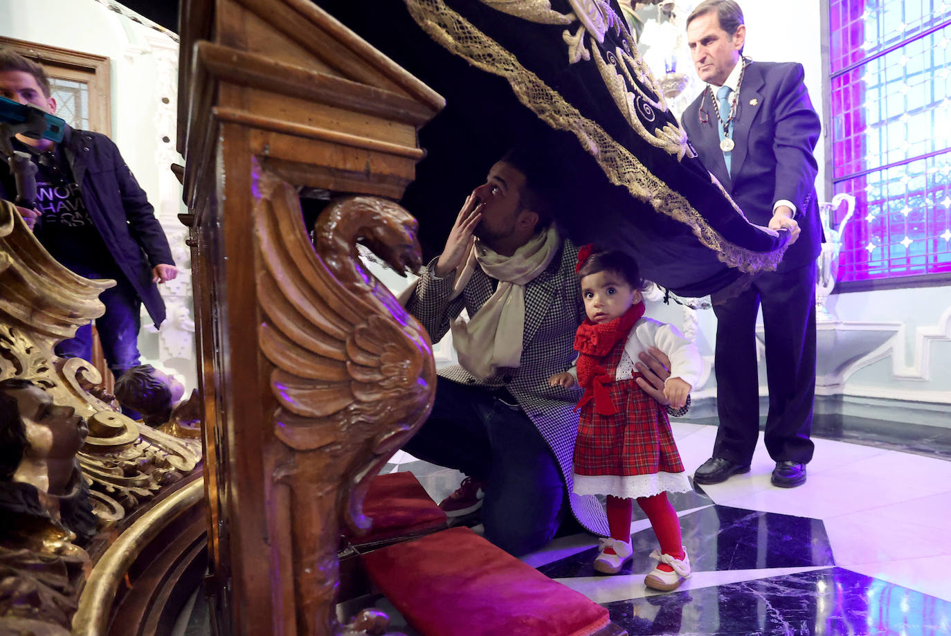 Los niños pasan bajo el manto de la Virgen de los Dolores de Córdoba, en imágenes