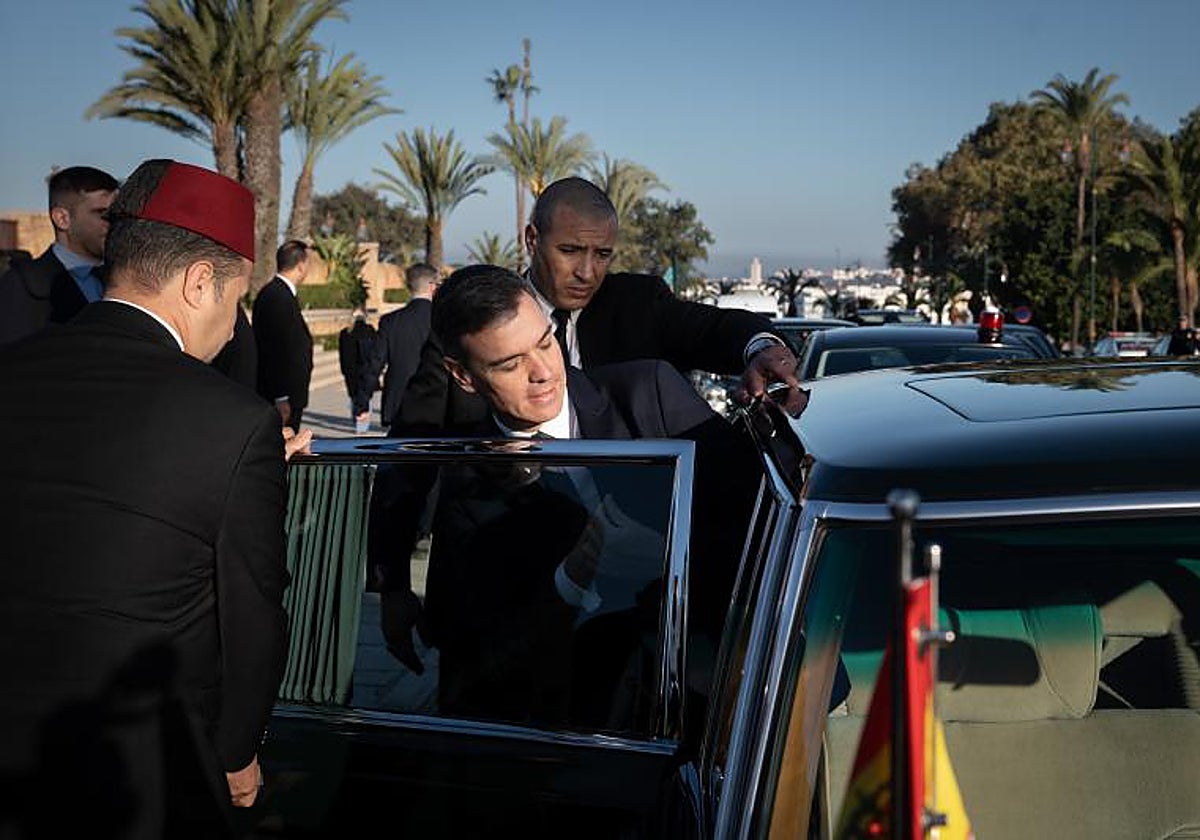 El presidente del Gobierno, Pedro Sánchez, se mete en el coche después de visitar el Mausoleo de Mohamed V