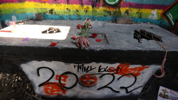 En espray negro sobre fondo blanco, la palabra 'blood' y el año, 2022, en el altar de los rituales