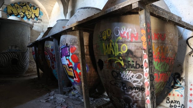 Tinajas de barro en las bodegas del complejo de la Aldehuela