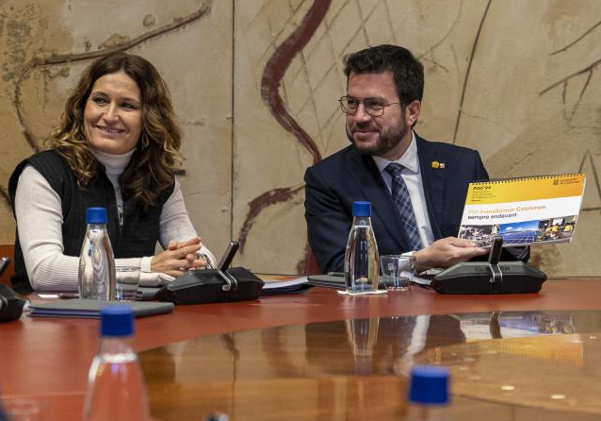 Pere Aragonès, presidente de la Generalitat, con la consejera Laura Vilagrà, ayer, enseñando los presupuestos del Govern antes de aprobarlos para enviarlos al Parlament