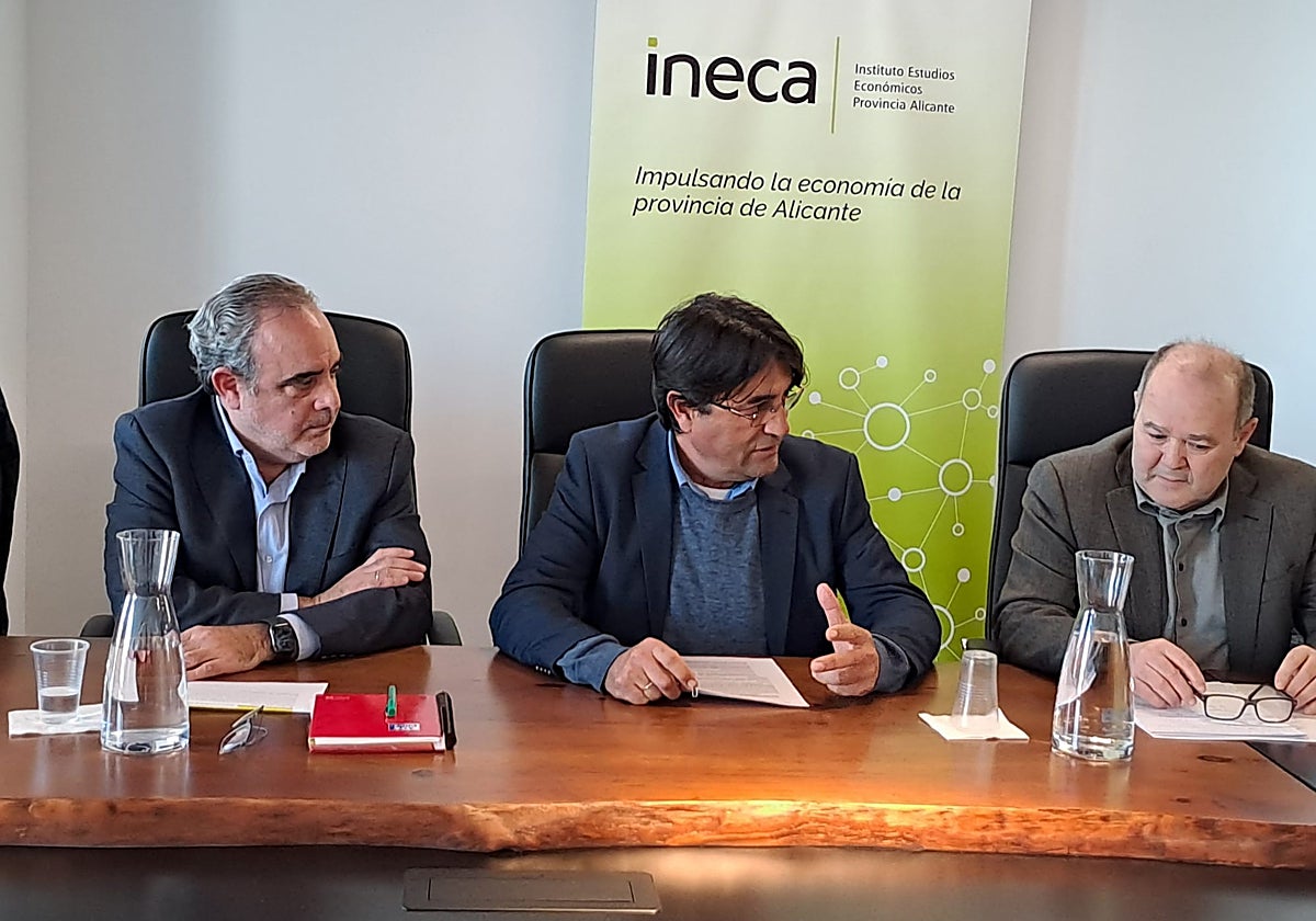 Nacho Almirola, José Vicente Andreu y Joaquín Melgarejo, en la reunión de este viernes entre Ineca y Asaja-Alicante.
