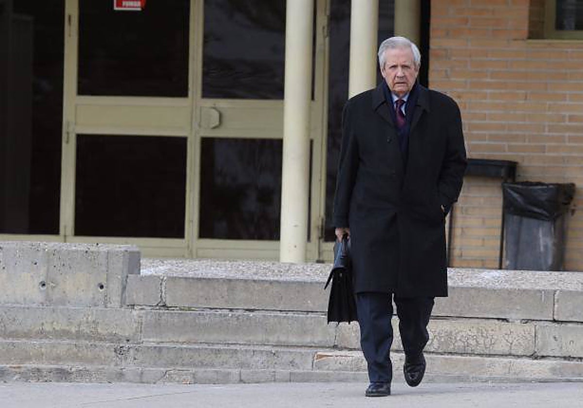 El abogado Javier Gómez de Liaño a su salida de visitar a Bárcenas en prisión en 2015