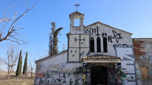 La fachada de la ermita está decorada por pintadas y símbolos satánicos