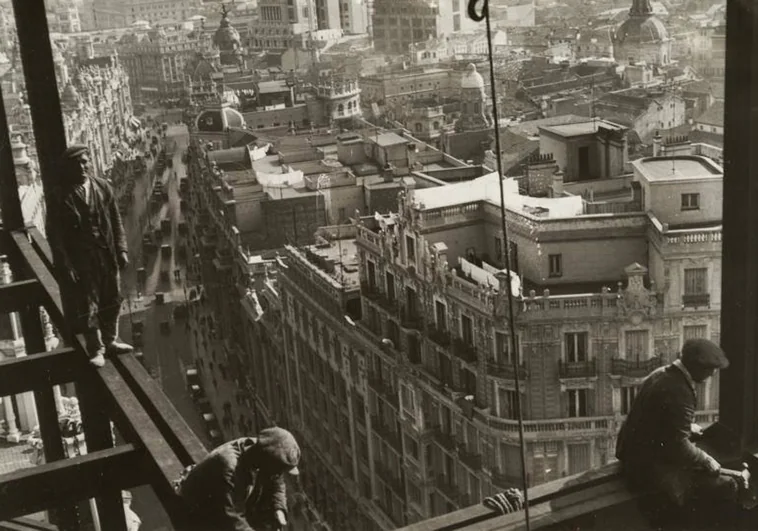La foto de unos obreros en un rascacielos de Madrid que se adelantó a la del Rockefeller Center