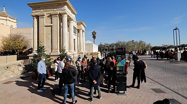 Un grupo de turistas junto a la Puerta del Puente
