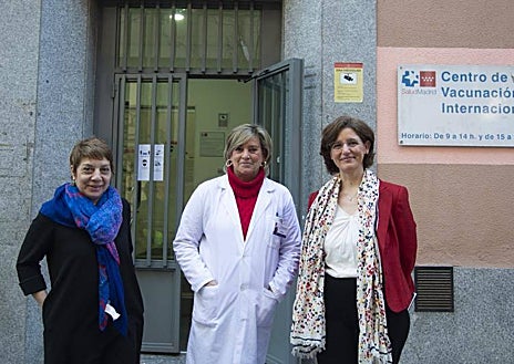 Imagen secundaria 1 - Arriba, una enfermera atiende a un usuario del Centro de Vacunación ayer. Abajo, izq., las responsables del centro y la subdirectora general de Prevención y Promoción de la salud. Dcha, una vacuna subcutánea.