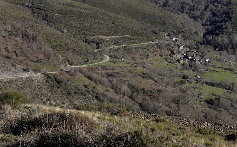 Imagen principal - Sobre estas líneas, una vista de la aldea, en la que muere la única carretera de acceso a ella. Abajo, la tumba de Martin, a la entrada del pueblo, y una de las cabras que Margo cría con la iglesia de fondo