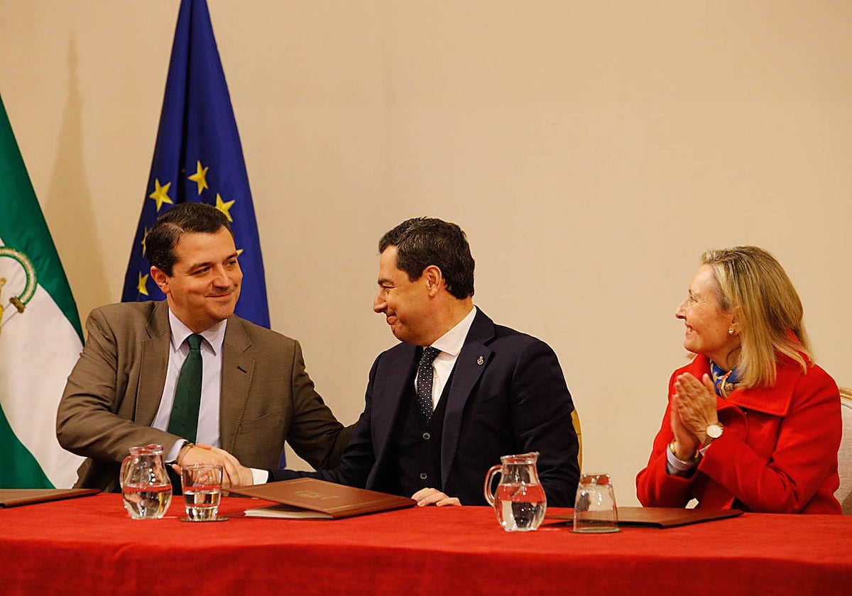 Bellido estrecha la mano de Juanma Moreno en prsencia de la secretaria de Estado de Defensa