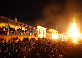 La Candelaria de Dos Torres arde en una gran hoguera de tradición popular