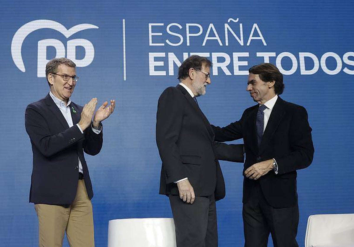 Alberto Núñez Feijóo aplaude a Marianao Rajoy y José María Aznar