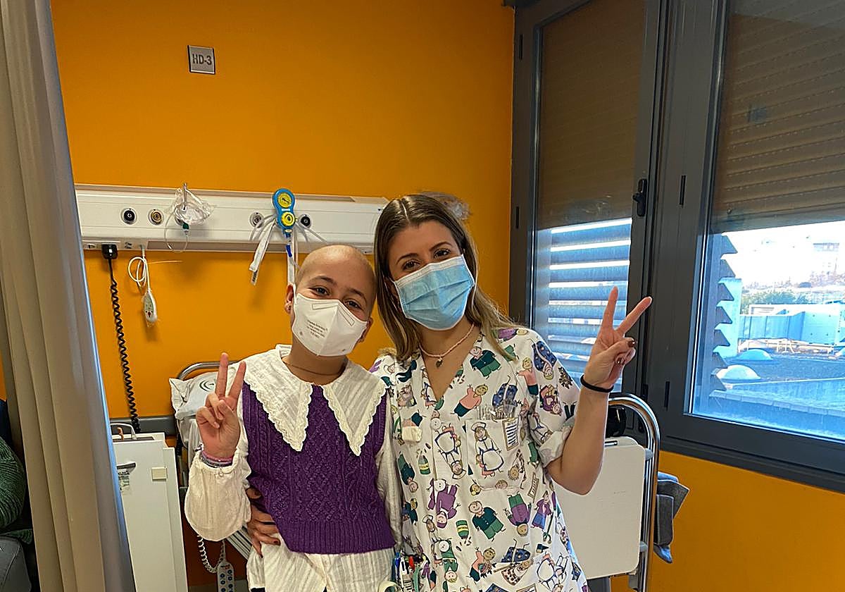 Paula y Ángela, enfermera del hospital Juan Ramón Jiménez