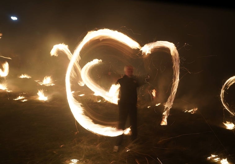 Burbia (León) ilumina la oscura noche de invierno con sus tradicionales danzas de fuego