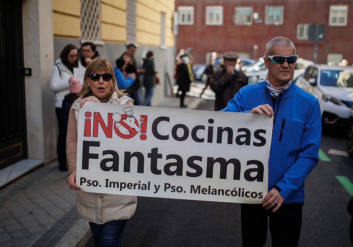 Vecinos protestan, este domingo, en contra de las cocinas fantasma
