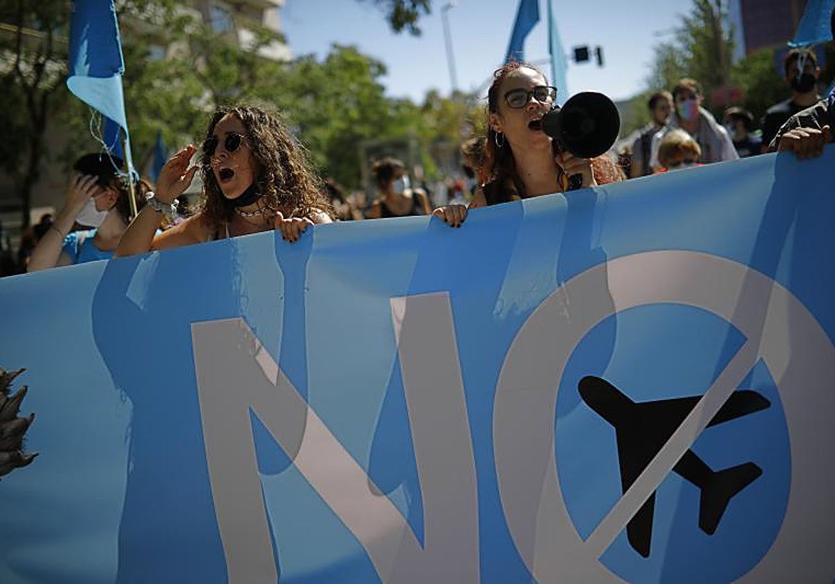 Unas 5.000 personas se concentran en Barcelona contra de la ampliación de El Prat en 2021