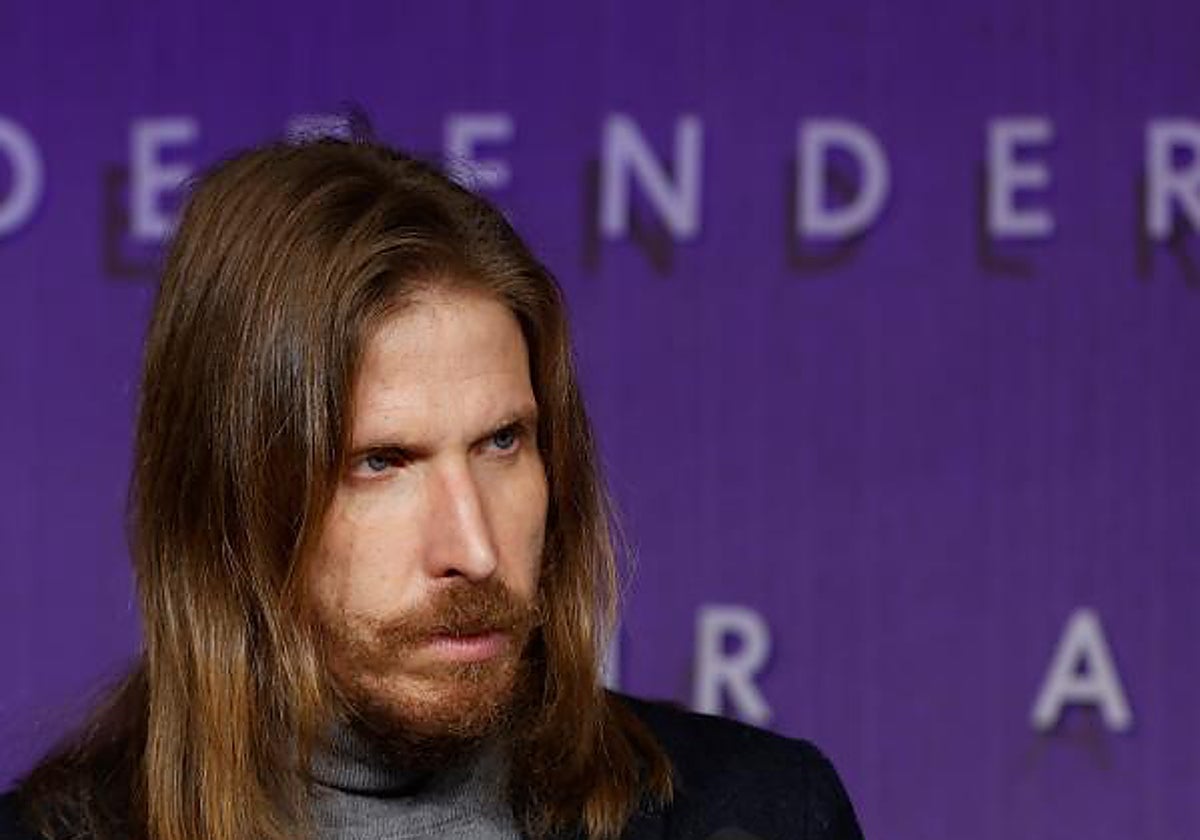 Pablo Fernández, el portavoz de Podemos, durante una rueda de prensa en la sede del partido