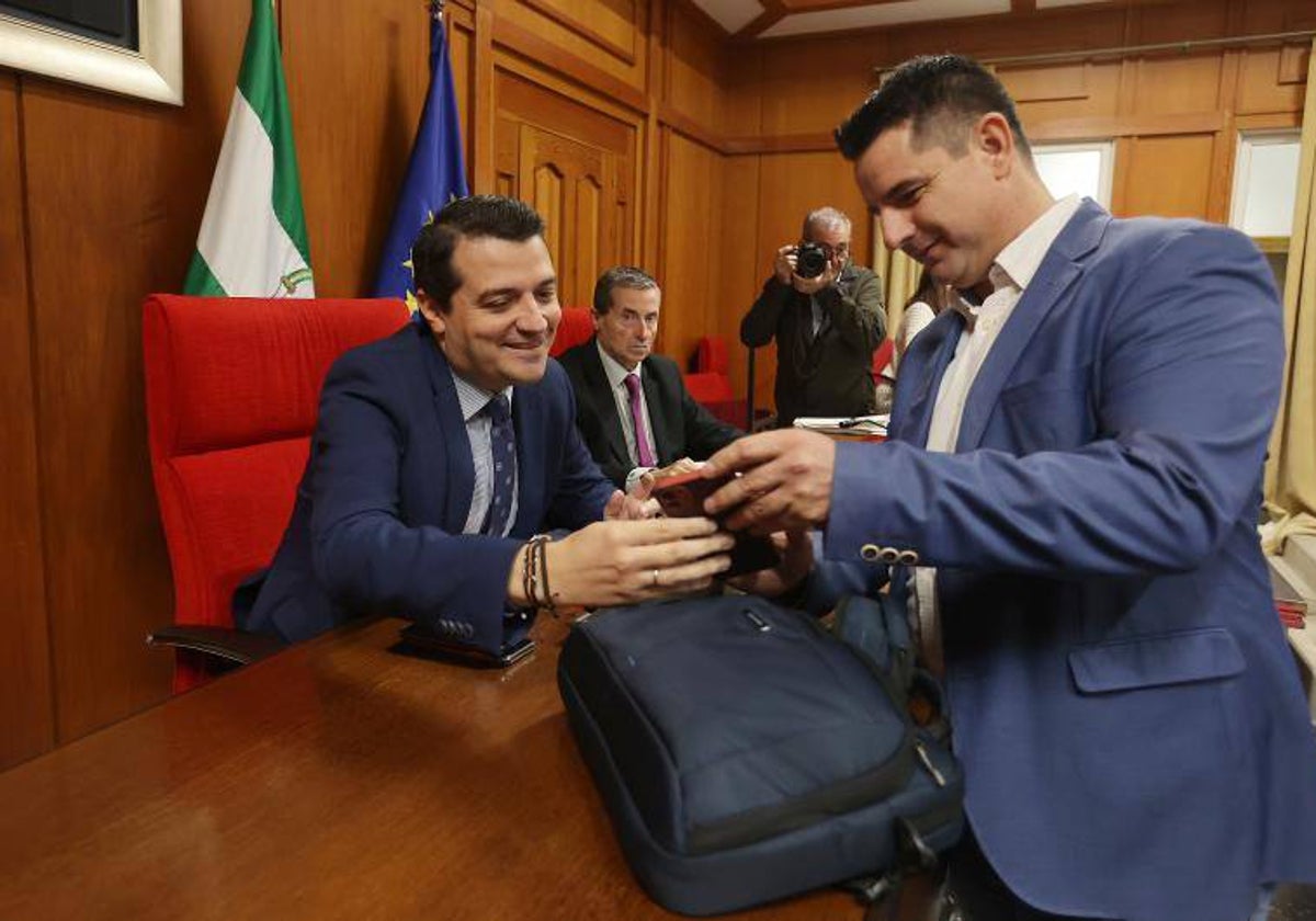 José María Bellido conversa con Pedro García, portavoz de IU, en el Pleno de noviembre de 2022