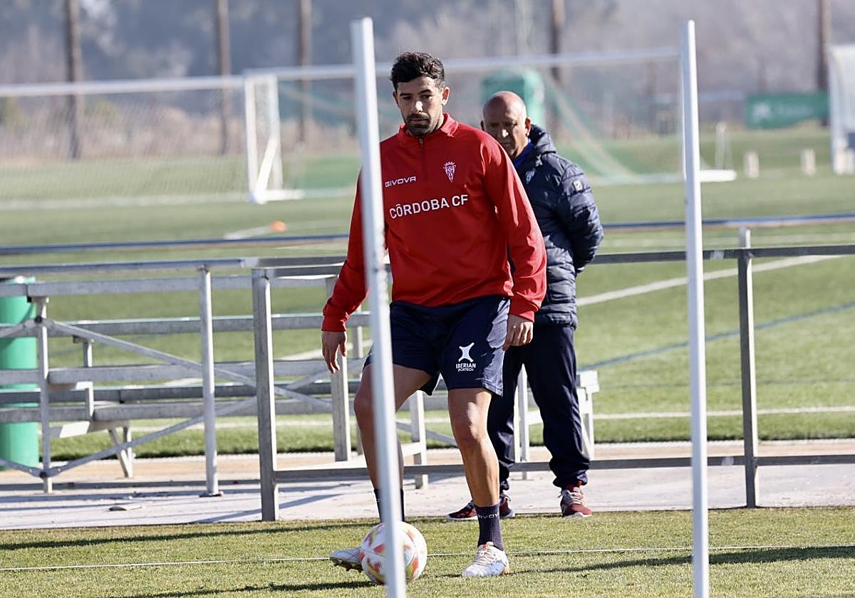 El central Alberto Jiménez, en su primer entrenamiento de blanquiverde