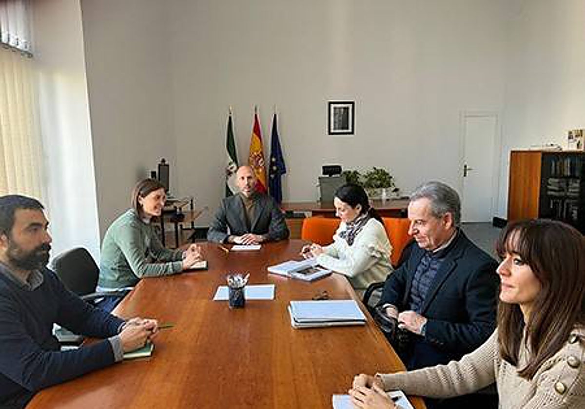 Reunión entre técnicos de la Junta y el Ayuntamiento de Priego para las placas solares en el Casco