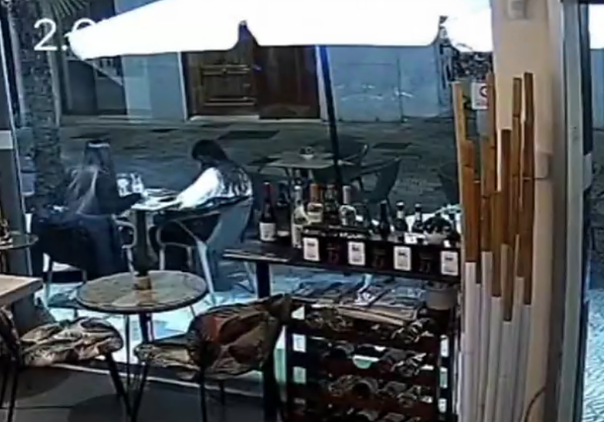 Imágenes captadas por las cámaras del bar en el centro de Valencia.