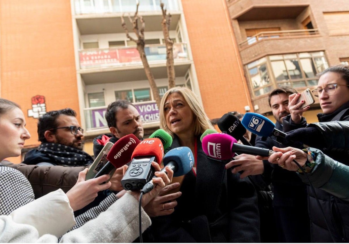 Carmen Picazo atiende a los medios de comunicación