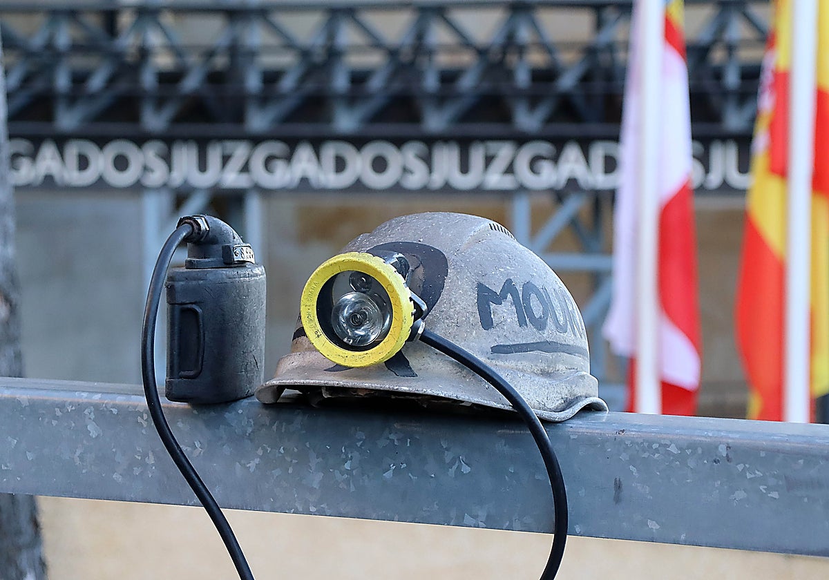El casco de uno de los mineros fallecidos a las puertas de los Juzgados de León