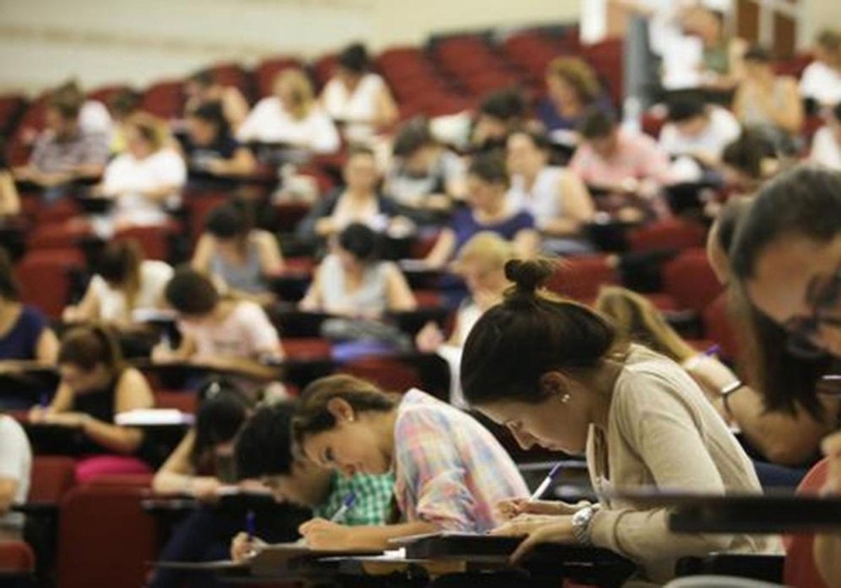 Opositores durante un examen