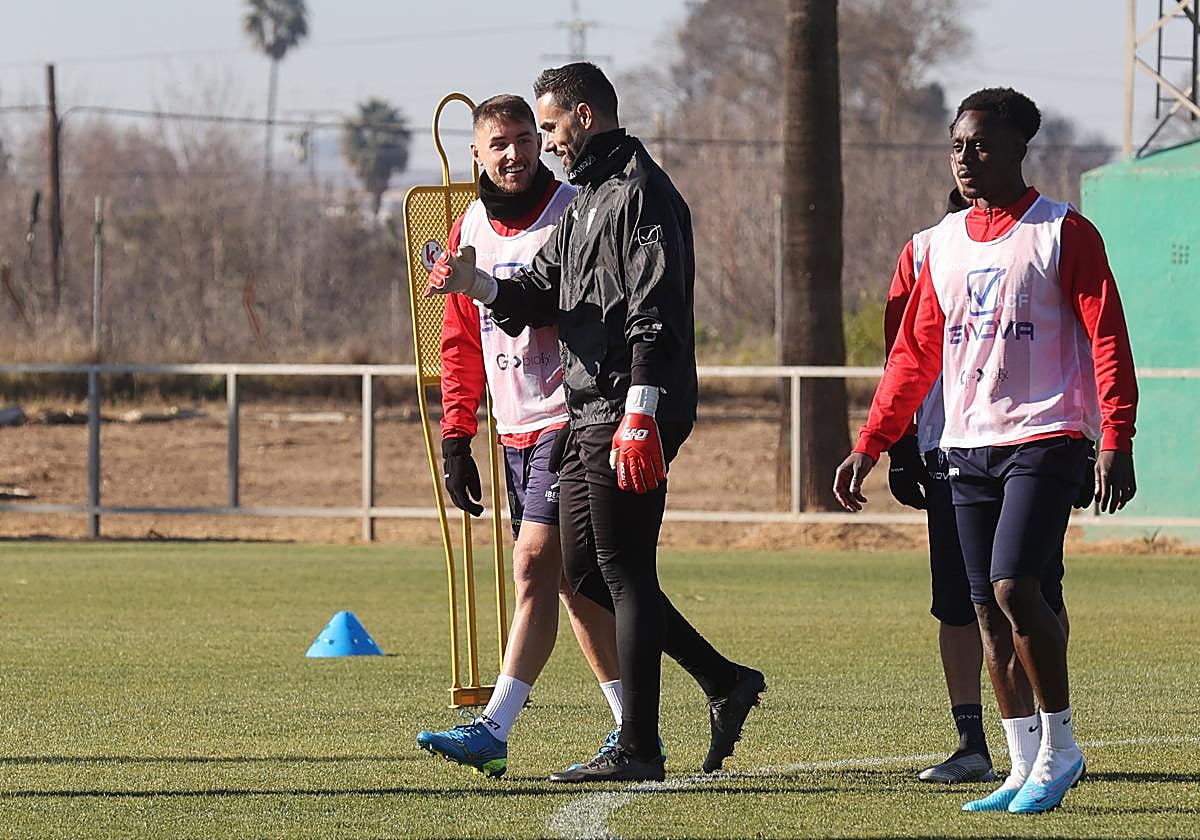 Casas (izquierda), que lleva semanas sin marcar, habla con el portero Felipe Ramos