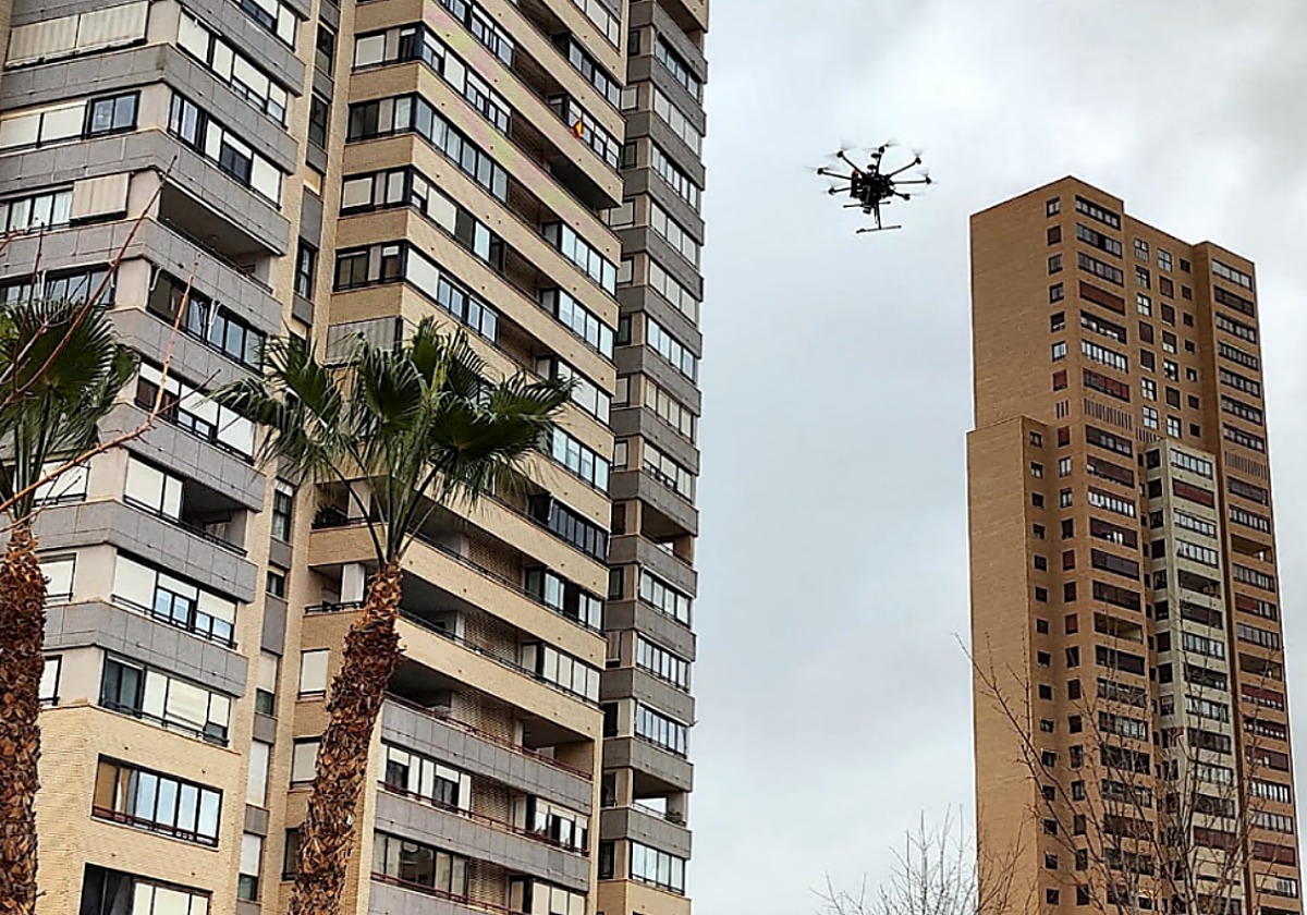 Un dron en vuelo de pruebas entre rascacielos en Benidorm.