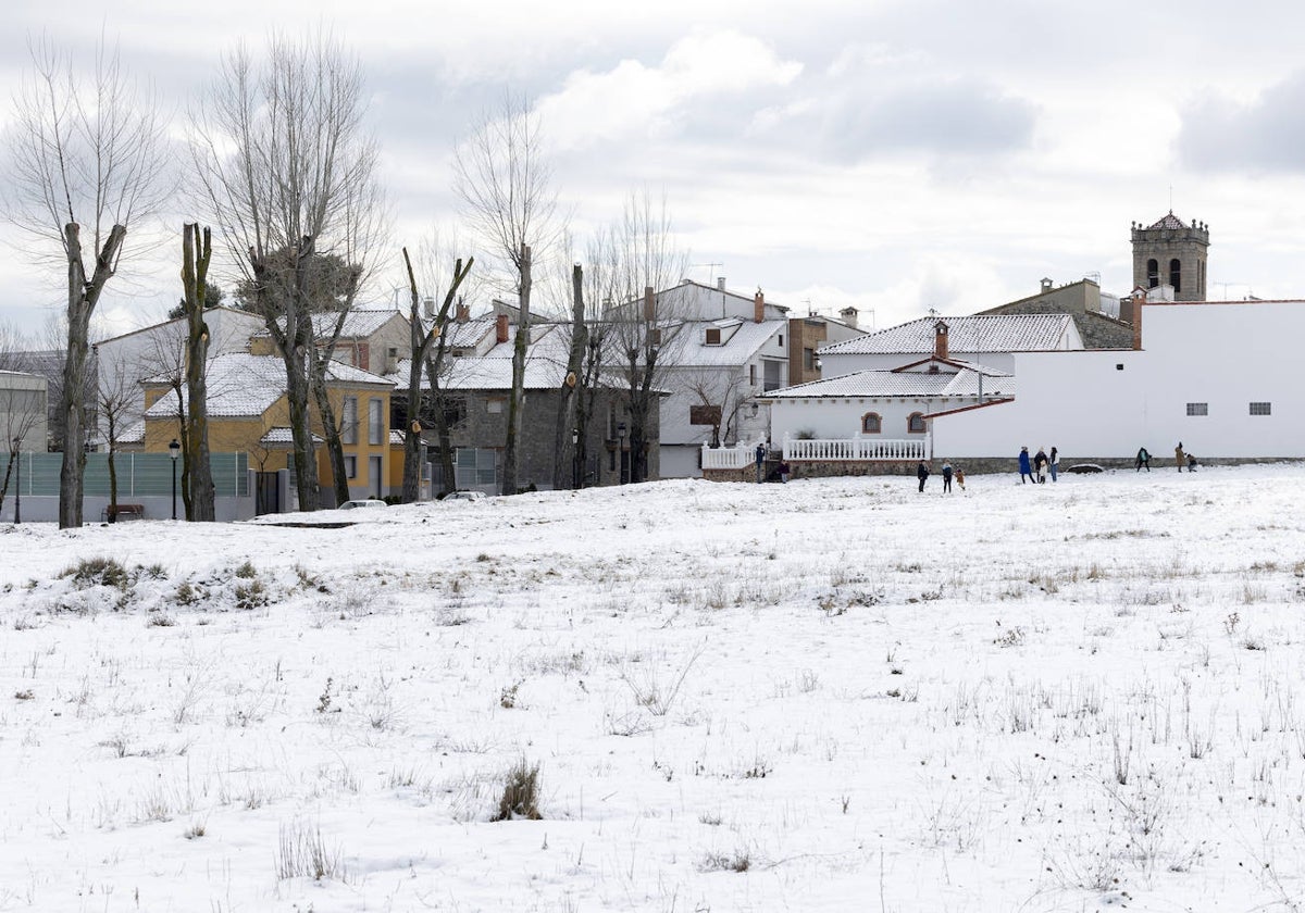 Imagen tomada este martes en la localidad castellonense de Barracas, cubierta por la nieve