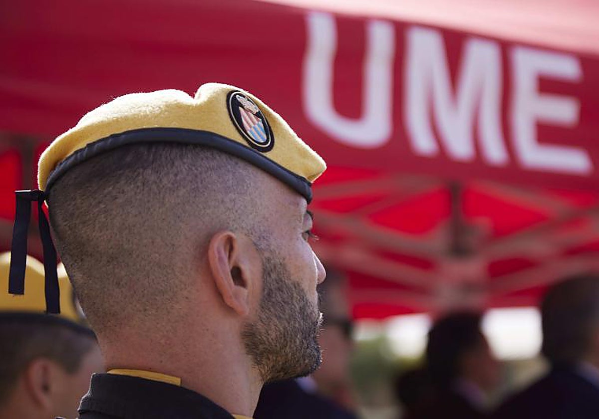 Un militar en la Base Aérea de Morón de la Frontera