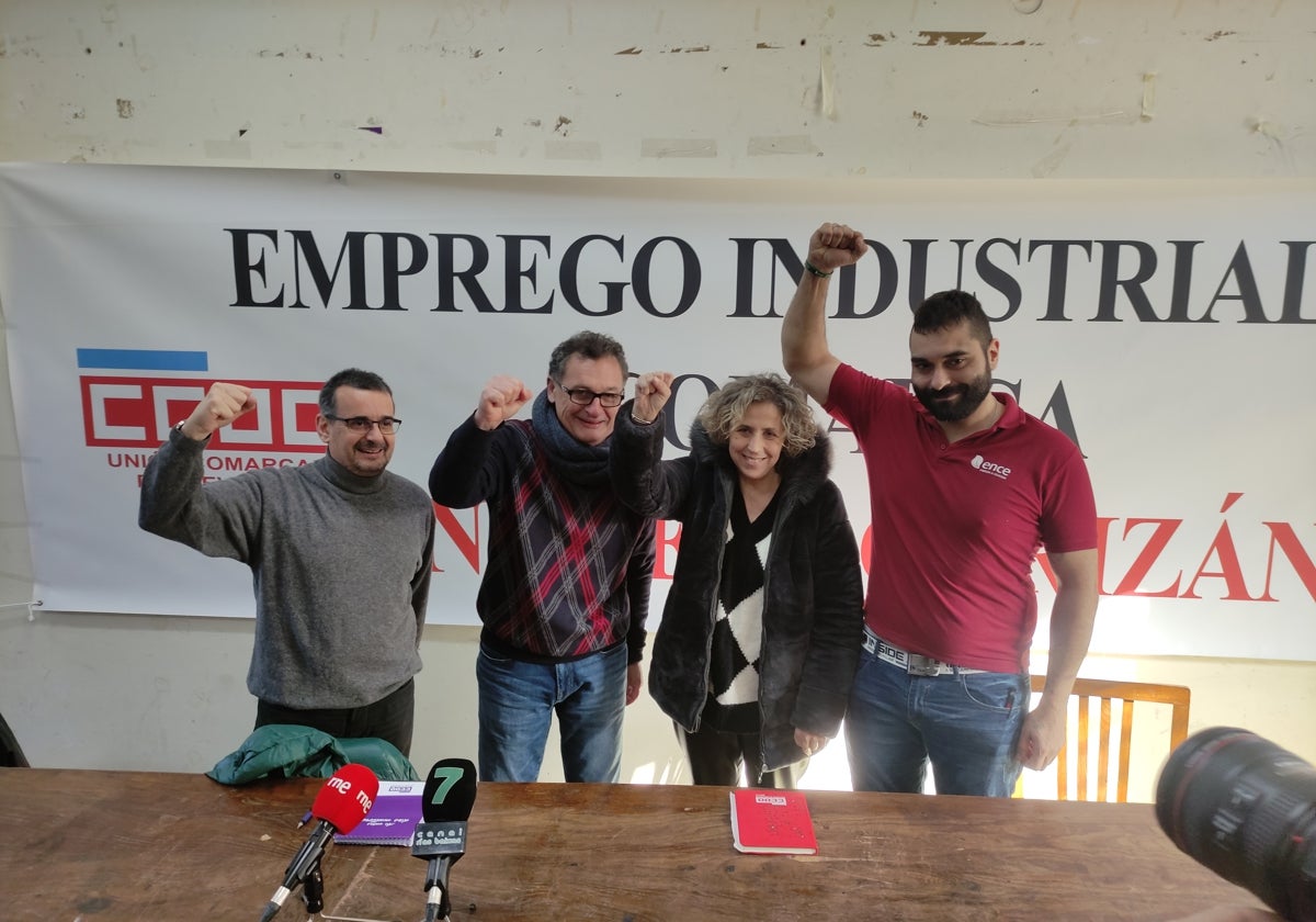 Amelia Pérez y J. L. García Pedrosa (centro) con los miembros de CCOO y empleados de Ence Omar Vázquez y José Enrique González