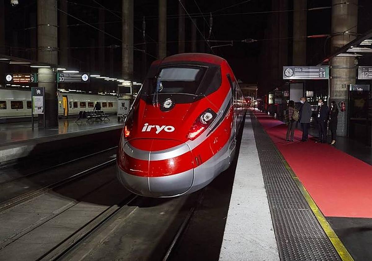 Imagen de uno de los trenes Iryo en la estación de Atocha