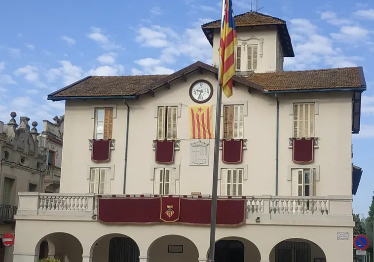 El PSC esconde la bandera de España en 31 de los 58 ayuntamientos en los que gobierna en solitario