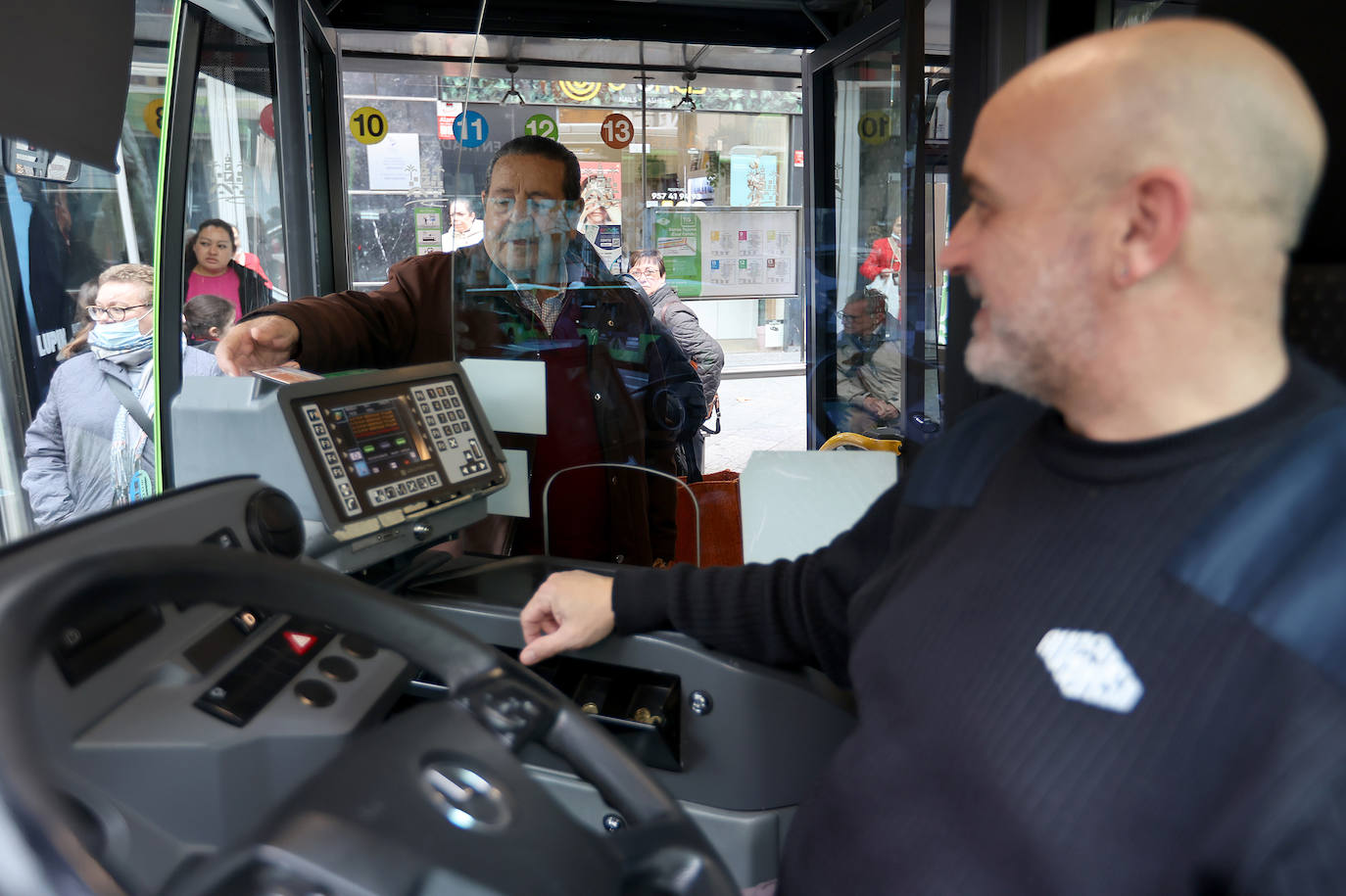 El primer día sin mascarillas en el transporte público de Córdoba, en imágenes