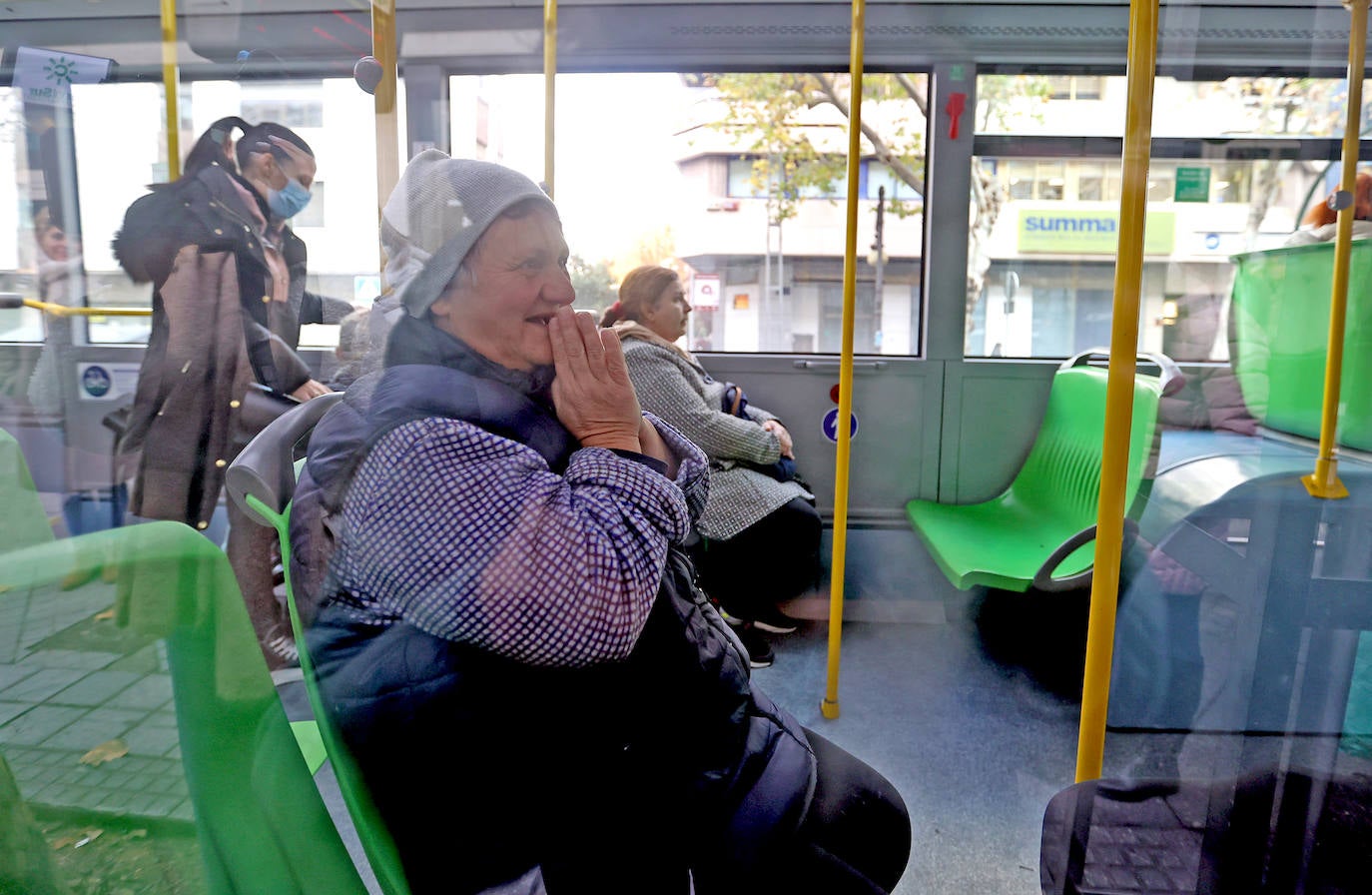 El primer día sin mascarillas en el transporte público de Córdoba, en imágenes