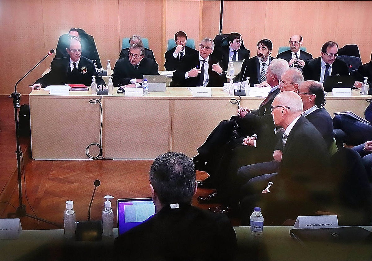 El presidente Antonio del Valle y el vicepresidente y consejero delegado, Arturo del Valle, comparecen en el juicio por la muerte de seis mineros de la Hullera Vasco Leonesa