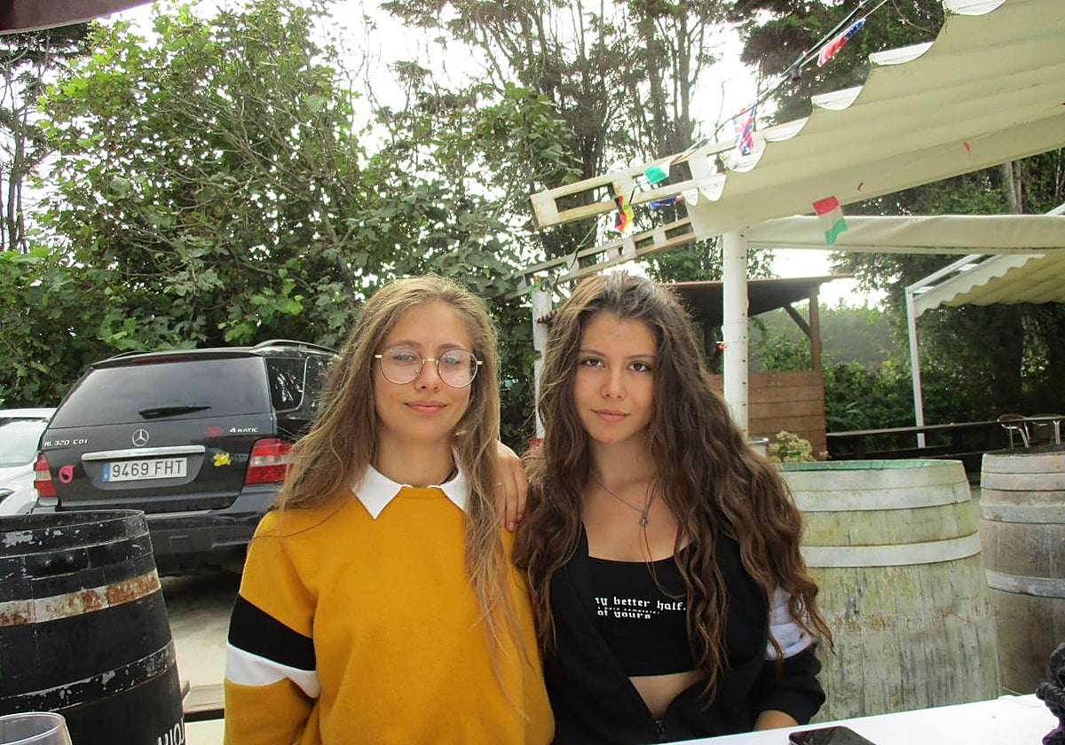 Las dos mellizas, ya mayores de edad