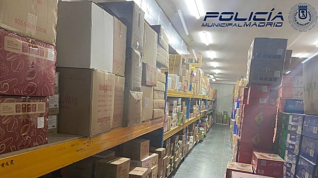 Parte de las cajas apiladas en la nave