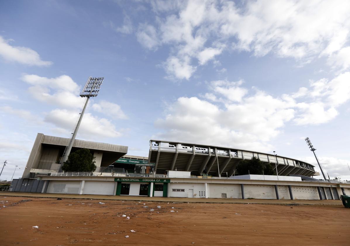 Fachada exterior de la grada de Anfiteatro del estadio municipal El Arcángel en Córdoba