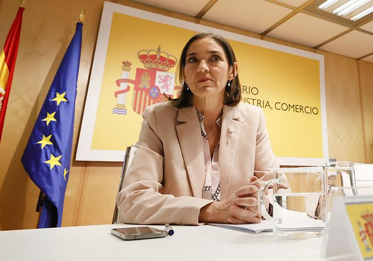 La ministra de Industria, Comercio y Turismo, Reyes Maroto, durante la reunión de seguimiento del acuerdo