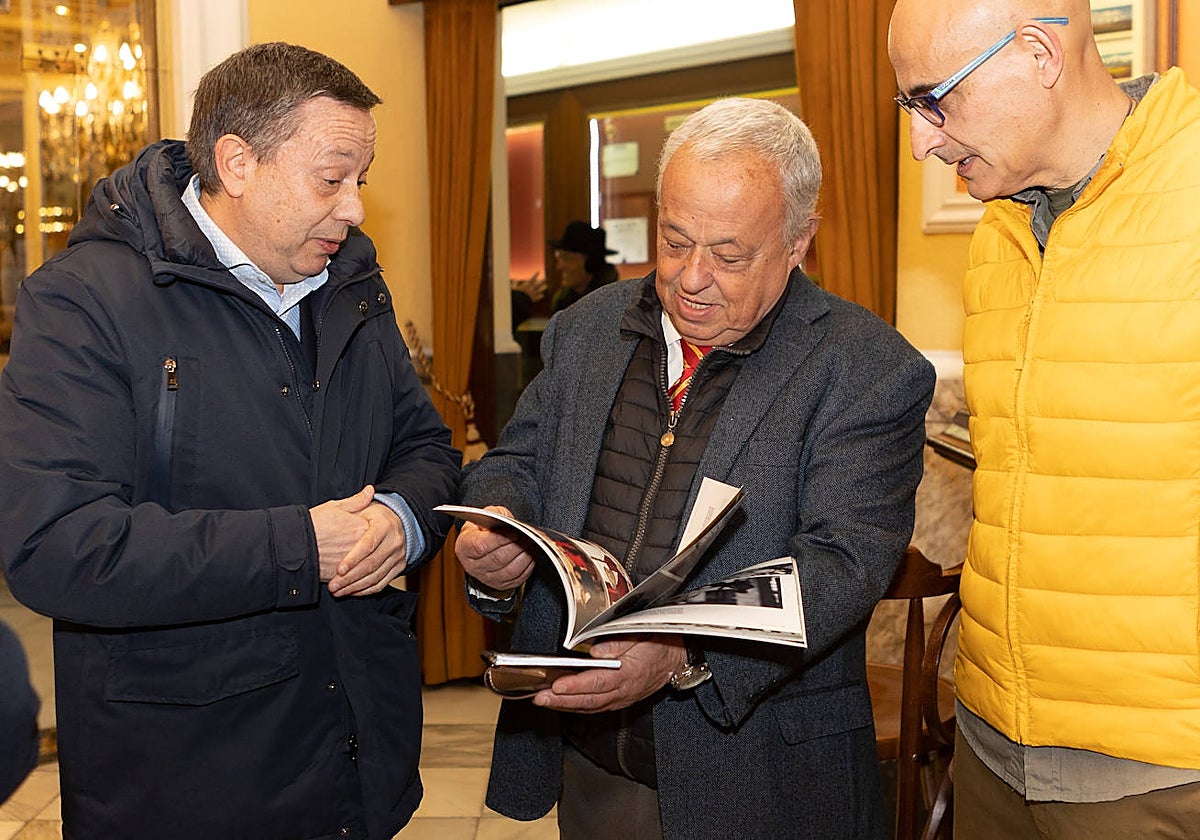 El consejero de Cultura, Gonzalo Santonja; el presidente de Casino, Adolfo Sainz y el vicepresidente de Vox Soria, Fernando José Castillo,momentos antes de la presentación del Cartel Taurino en Soria