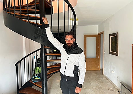 Imagen secundaria 1 - 1. A Antonio Alarcón le desvalijaron el piso sus vecinos. 2. Andrés Padilla se está mudando a Cuevas Bajas. 3. Cartel pidiendo cuidar los edificios. 