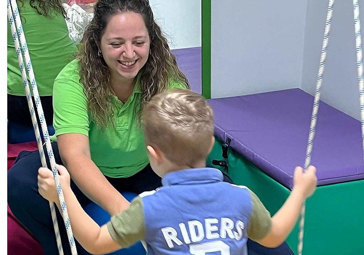 Una terapeuta atiende a un menor en el centro InterActúa de Almería