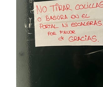 Imagen secundaria 2 - 1. A Antonio Alarcón le desvalijaron el piso sus vecinos. 2. Andrés Padilla se está mudando a Cuevas Bajas. 3. Cartel pidiendo cuidar los edificios. 